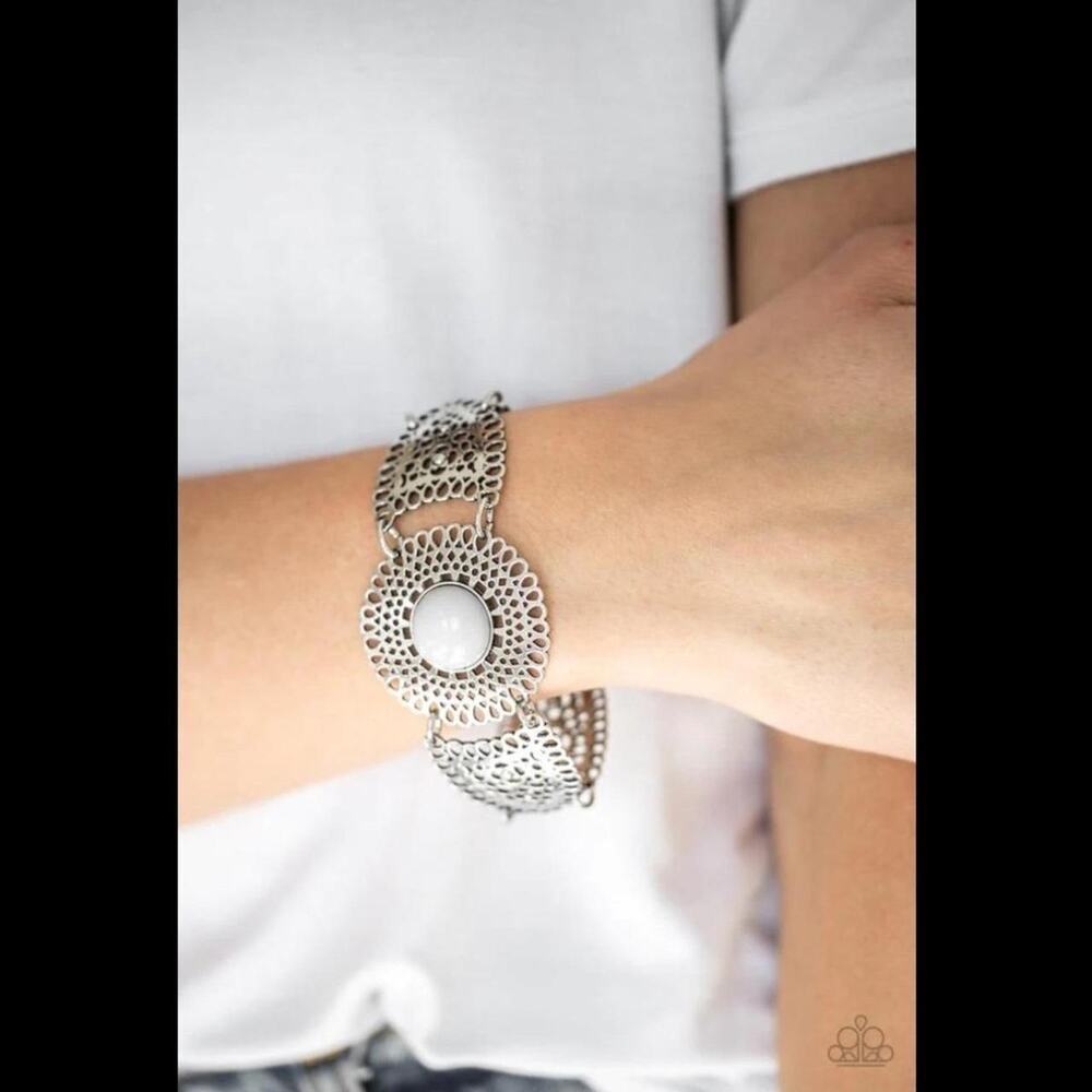 Paparazzi ♥ Avant-VANGUARD - Silver Bracelet